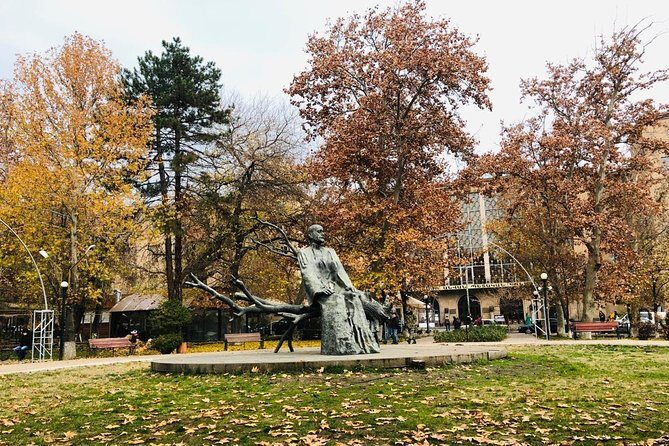 Evening walking tour in Yerevan - Republic Square and the dancing fountains in illuminated form