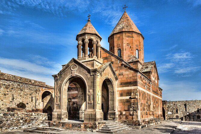 Guided tour: Khor Virap, Noravank Monastery, Areni, Jermuk - Noravank Monastery: red-rock architecture and why your timing matters