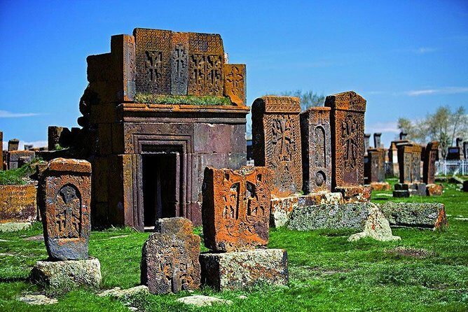 Lake Sevan, Hayravank, Noratus, Selim Pass, Jermuk, Areni - Hayravank Monastery: a broken site you can still feel