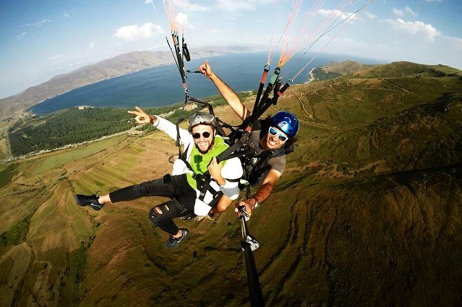 Paragliding in Armenia - The pilots and crew: how support shows up mid-flight