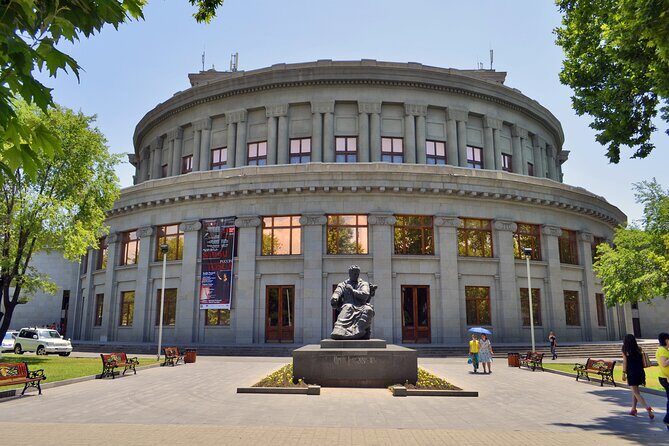 Yerevan: Private Sightseeing Tour - Opera and Swan Lake: the evening-energy part of town